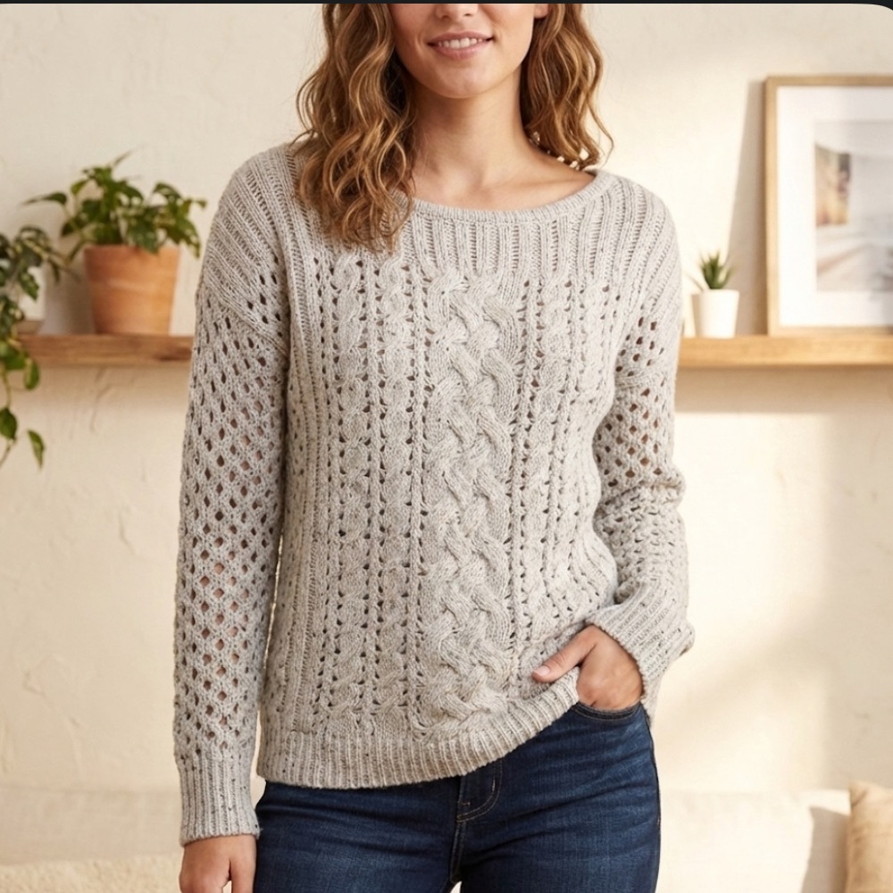 262. American Eagle Outfitters Gray Cable Knit Sweater. Size M